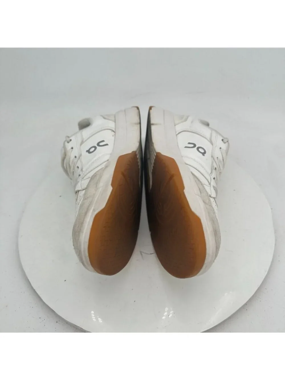 On The Roger Clubhouse Swiss Engineering Women Sz 9 3WF10430924 White Ivory Shoe